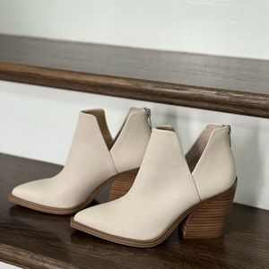 Women’s Vince Camuto Cream Ankle Booties size 5.5